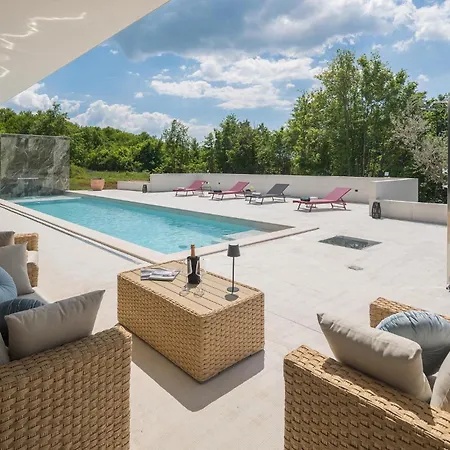 3 Bedroom Awesome In Sterna Holiday home Boskari