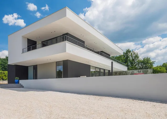 3 Bedroom Awesome In Sterna